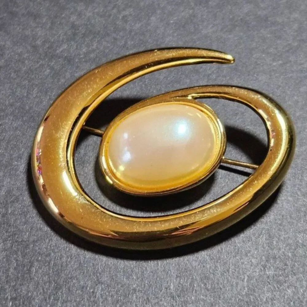 Vintage Monet gold tone swirl brooch
